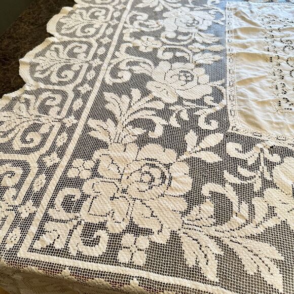 Beautiful Vintage Two Tone Lace Tablecloth  66x81" scalloped & lace edges - Picture 5 of 13